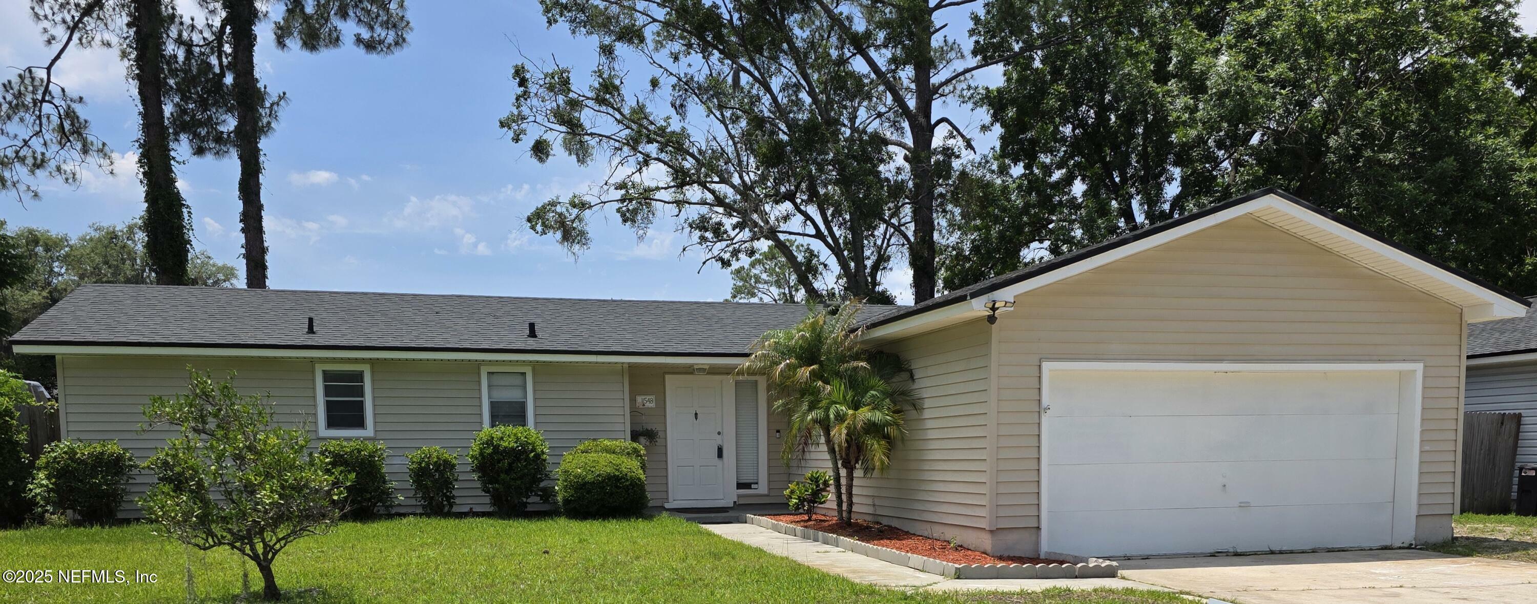 Property Photo: 11548 E East Ride Drive FL 32223