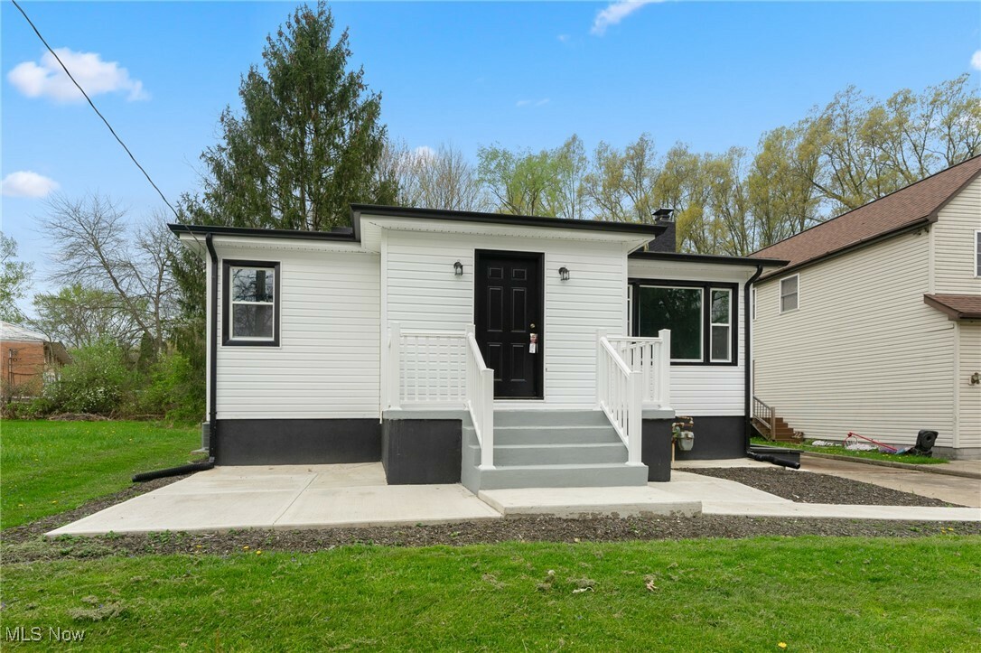 Property Photo: 283 Maple Street OH 44444