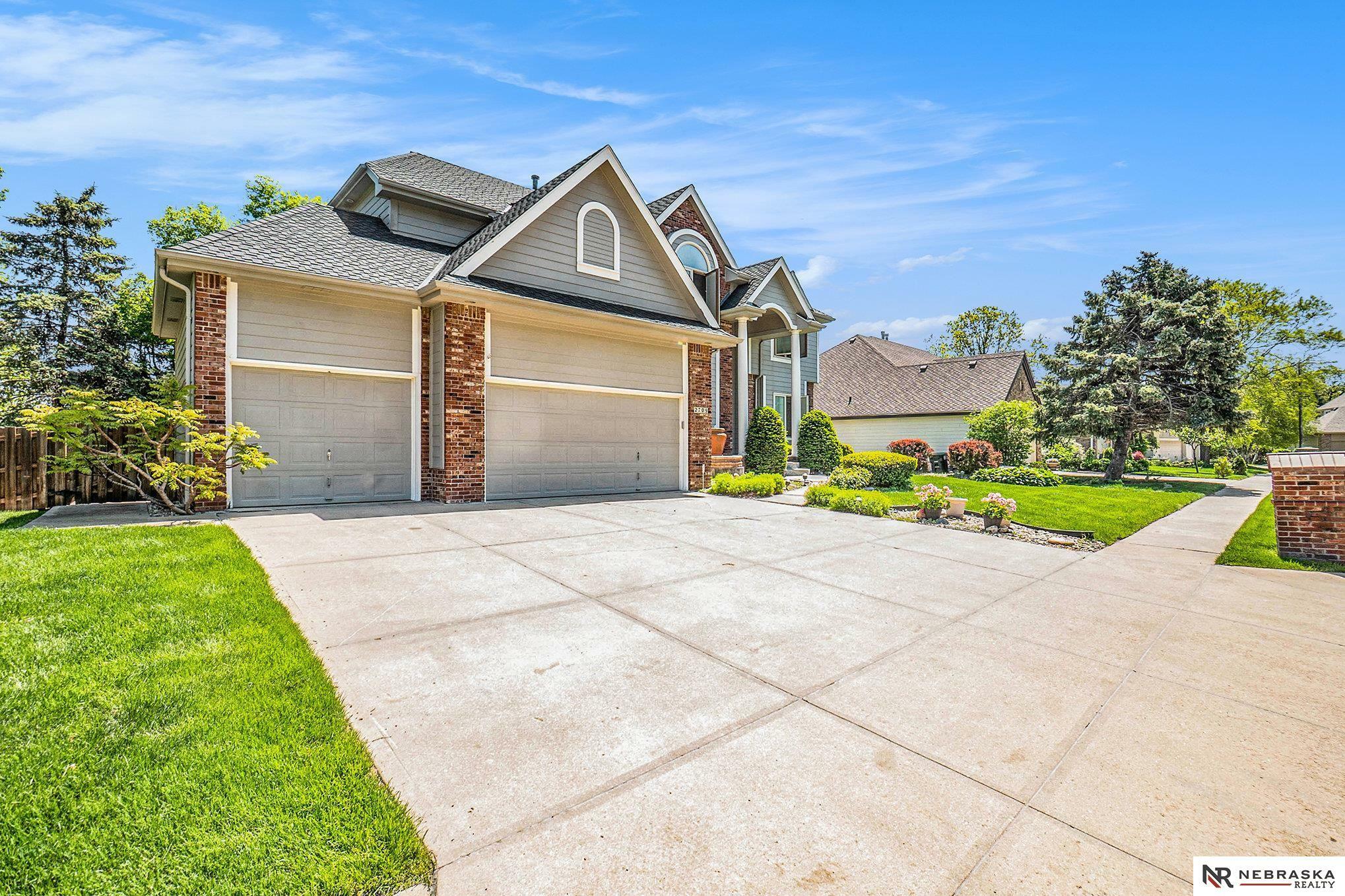Property Photo: 2709 S 96th Avenue Circle NE 68124