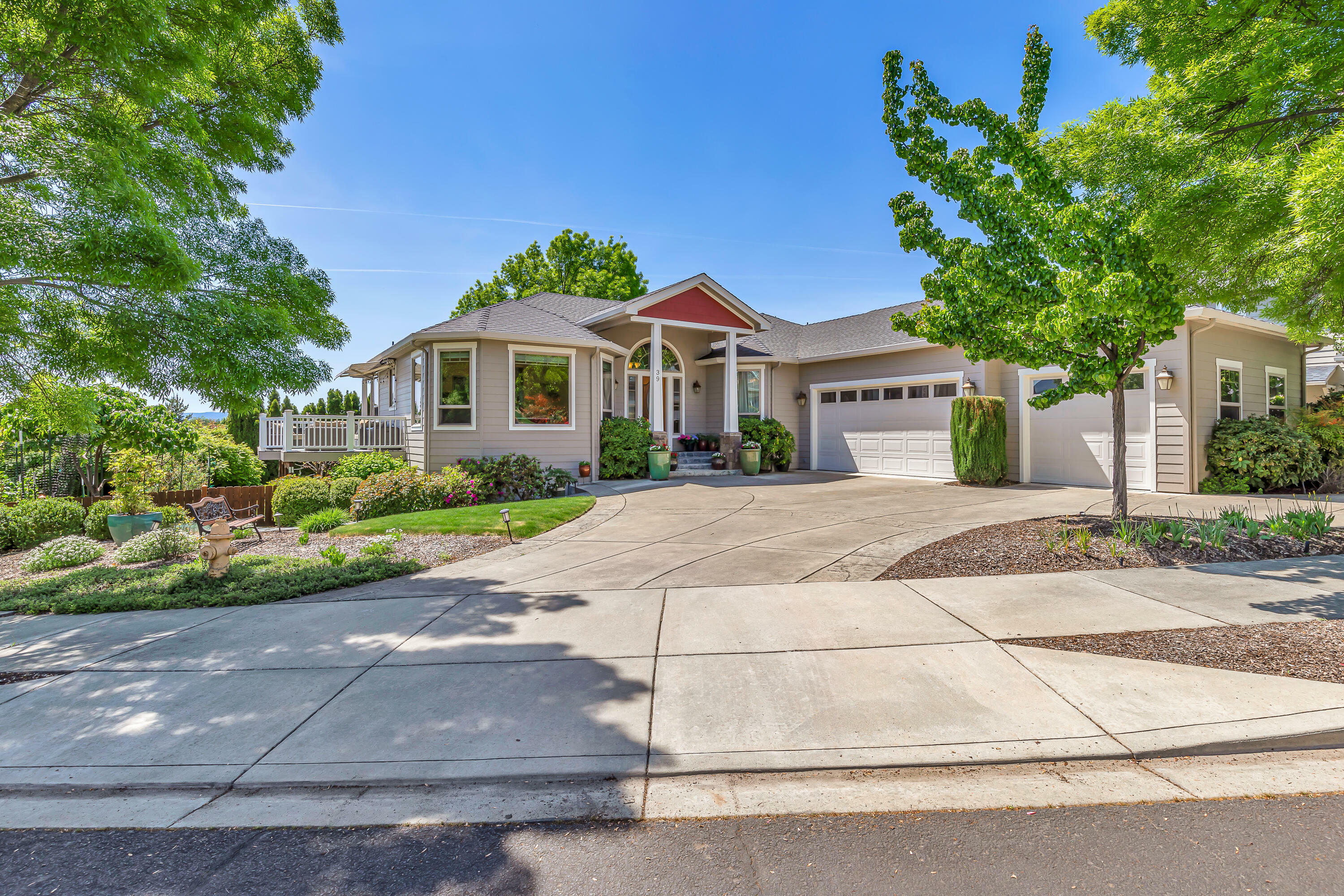 Property Photo: 39 Greenmoor Drive OR 97524