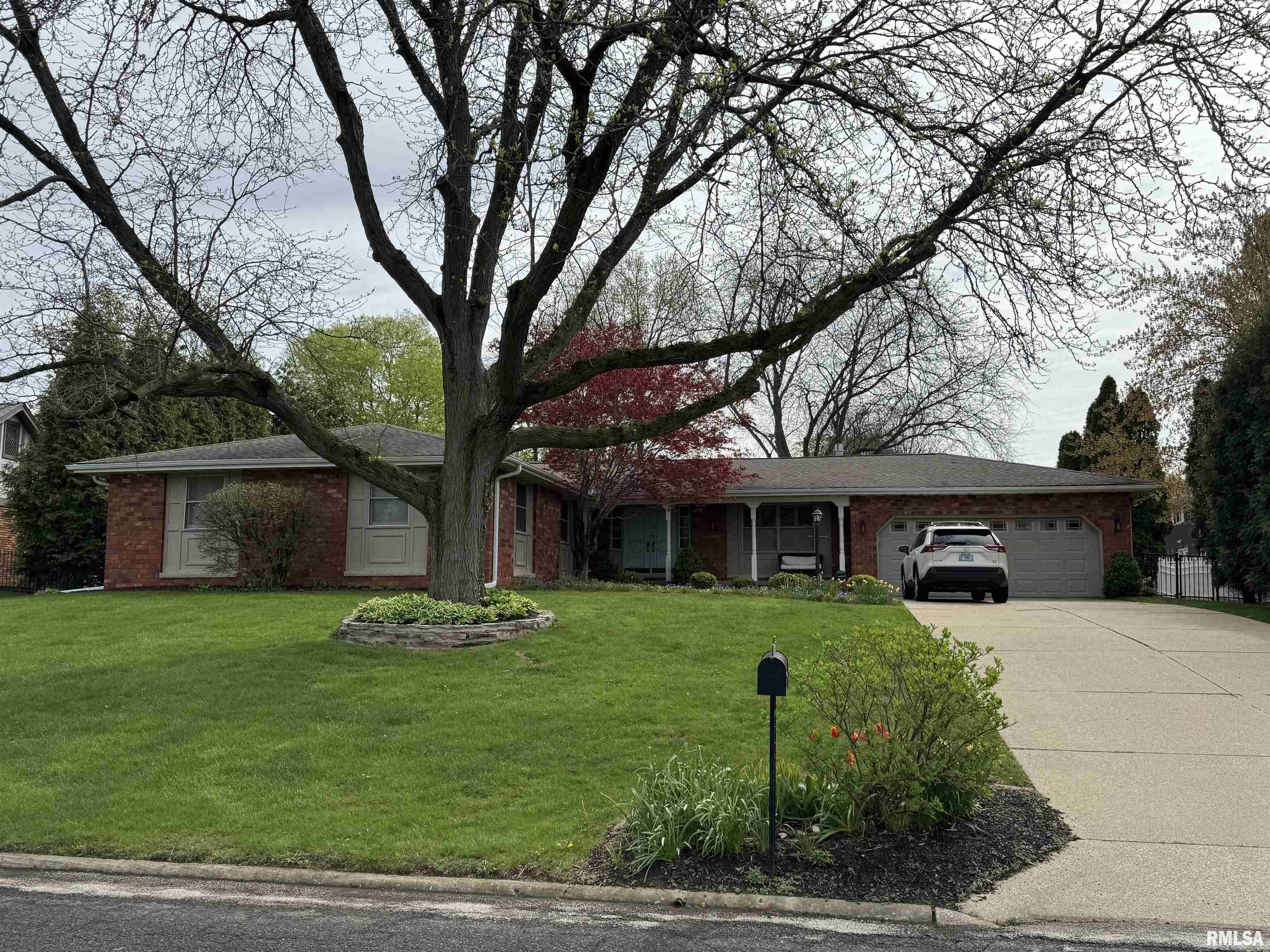 Property Photo:  131 E Coventry Lane  IL 61614 