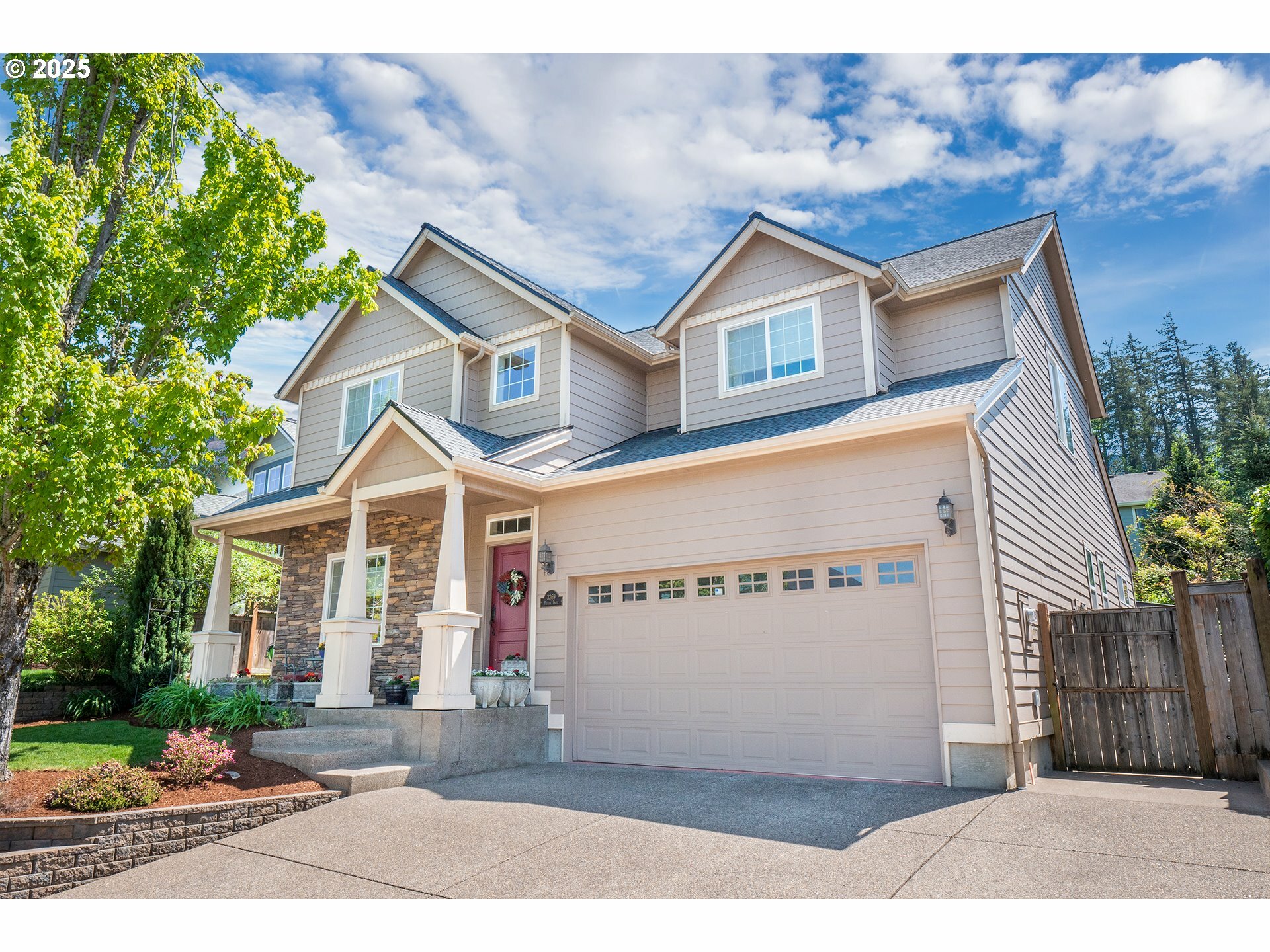 Property Photo: 3369 Falcon Dr OR 97477