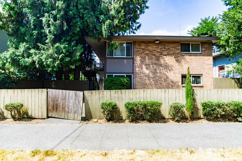 Property Photo: 2211 Franklin Avenue E 3 WA 98102