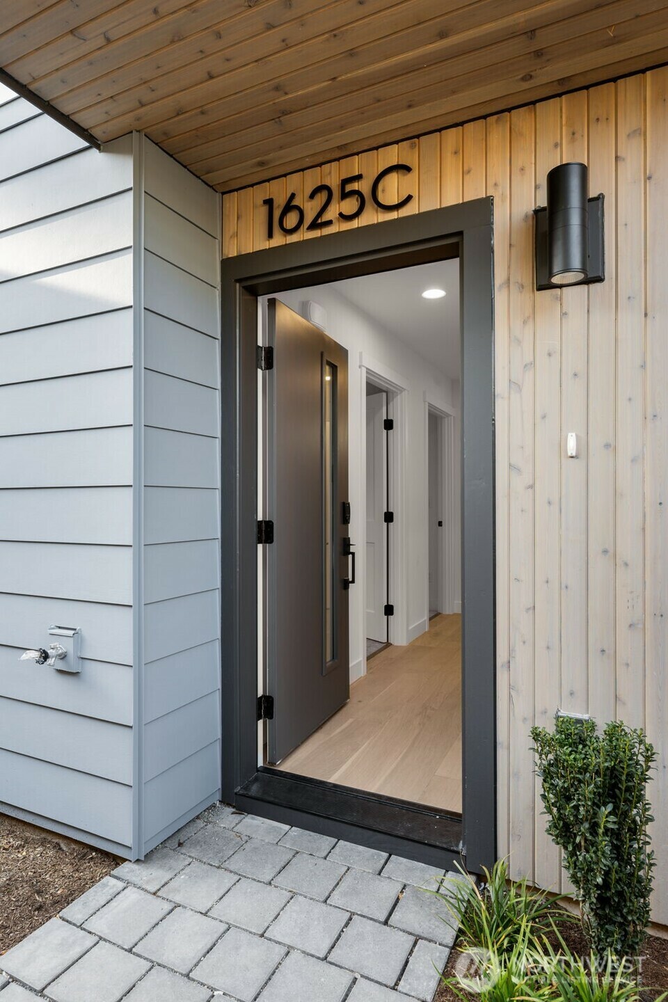 Property Photo: 1625 B 21st Avenue WA 98122