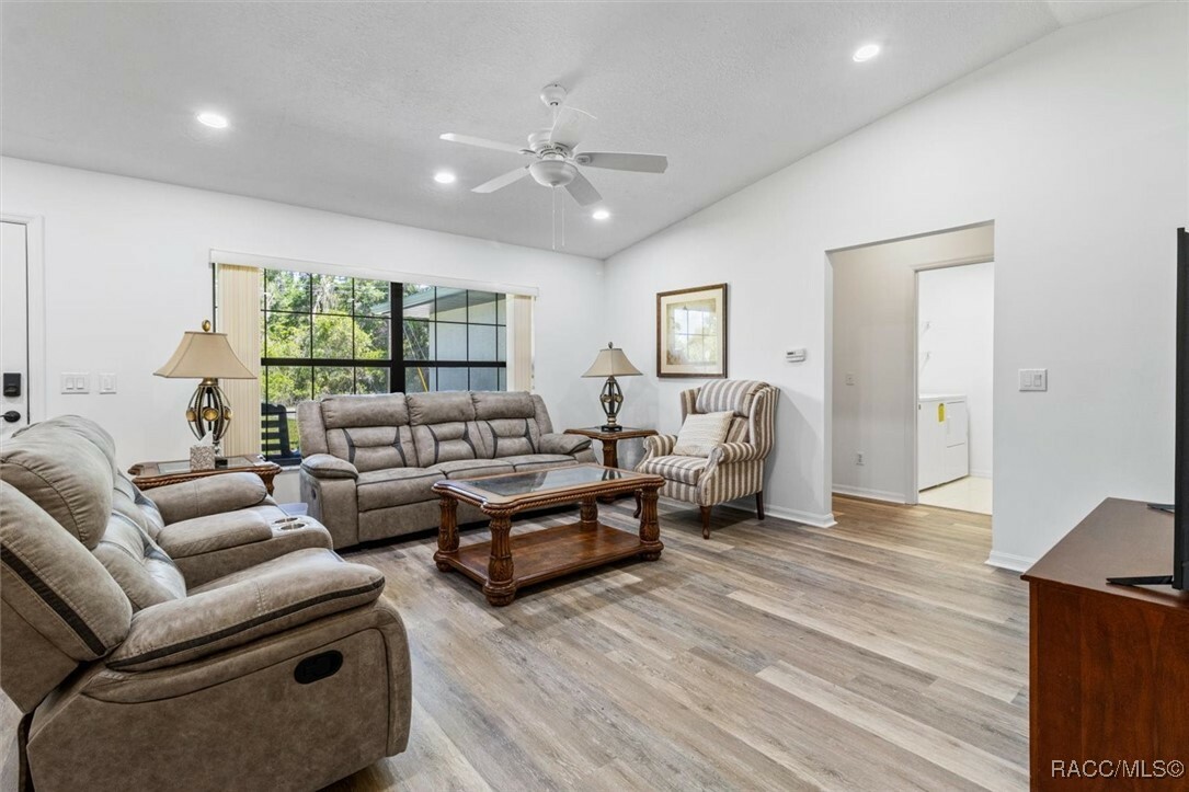 Property Photo: 1009 S Maplenut Way FL 34450