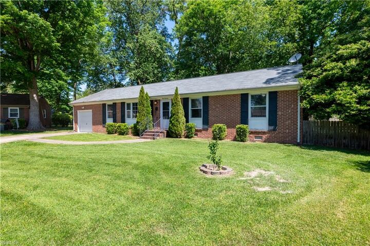 Property Photo: 914 Arnett Dr VA 23608