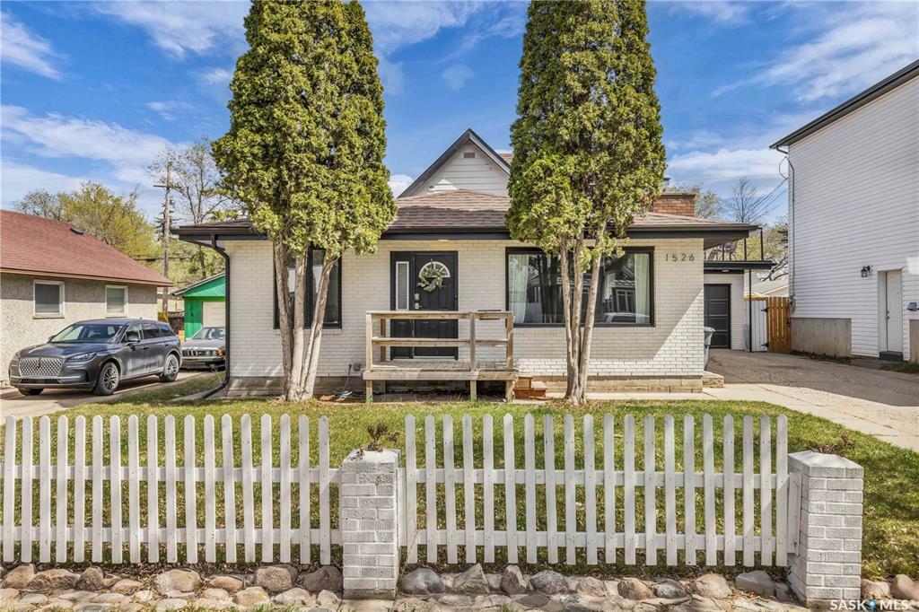 Property Photo: 1526 D Avenue N SK S7L 1P6