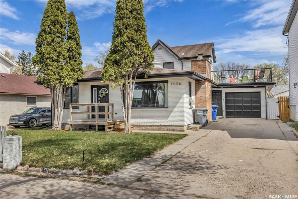 Property Photo:  1526 D Avenue N  SK S7L 1P6 