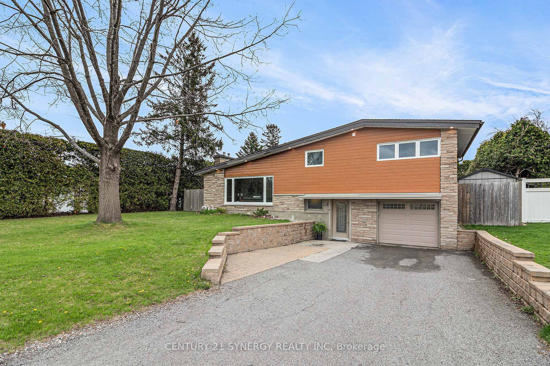 Property Photo: 3 Gaynor Place ON K2H 5R8