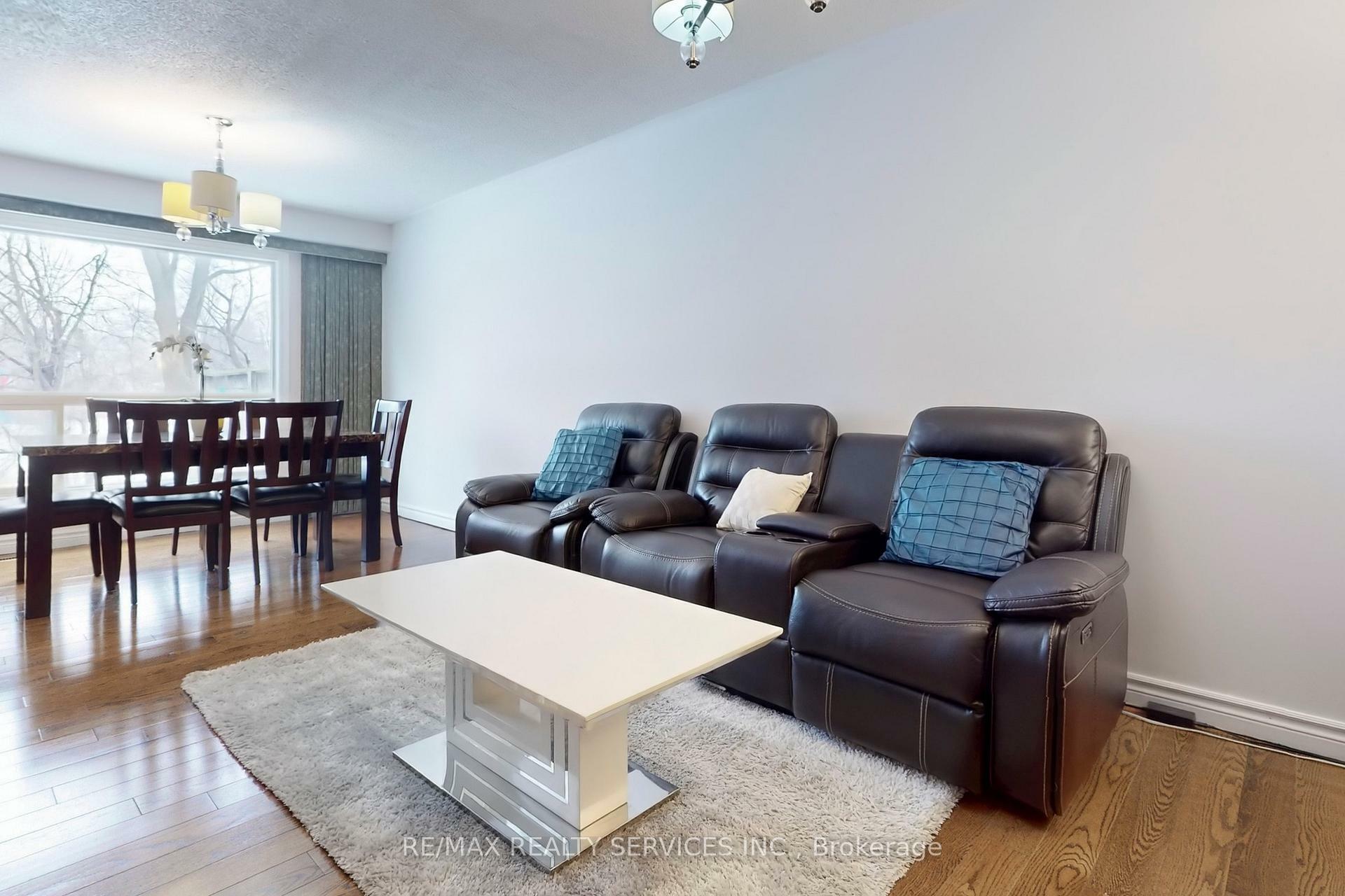 Property Photo:  28 Heathcliffe Square  ON L6S 5P7 
