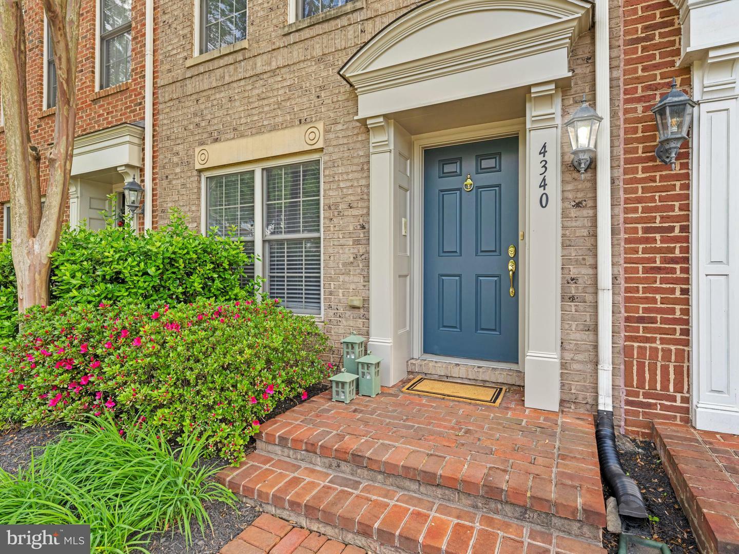 Property Photo:  4340 N Henderson Road  VA 22203 
