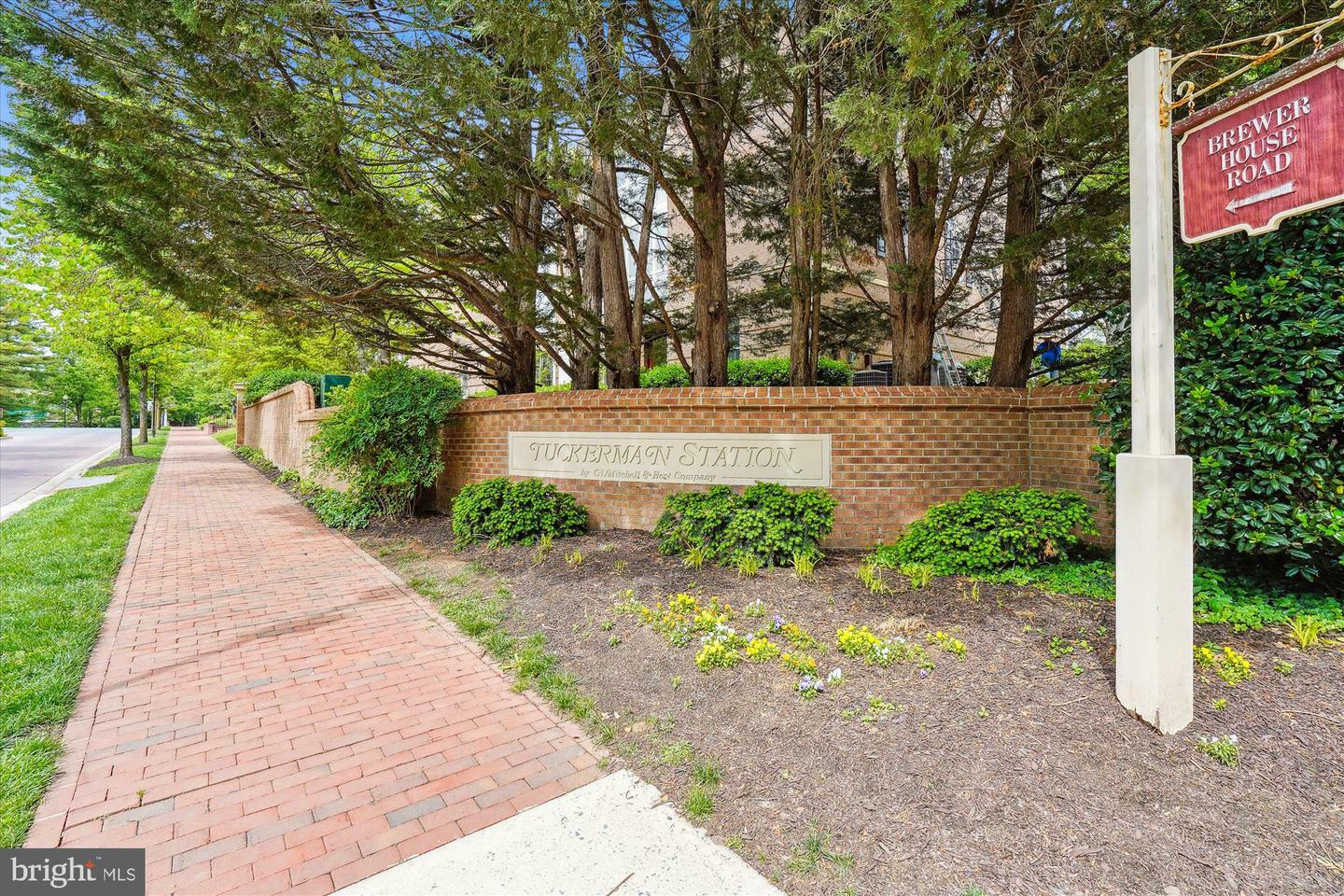 Property Photo: 5704 Brewer House Circle T-2-10 MD 20852