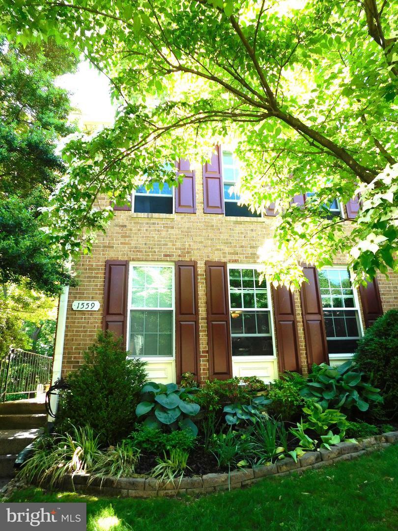 Property Photo: 1559 Autumn Ridge Circle VA 20194