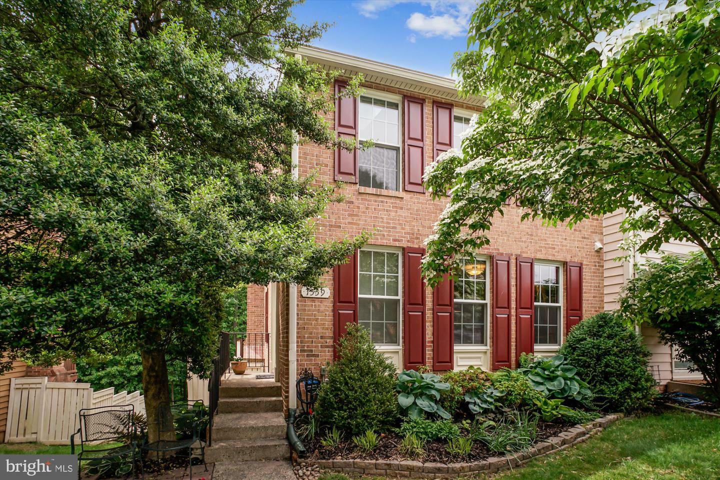 Property Photo: 1559 Autumn Ridge Circle VA 20194