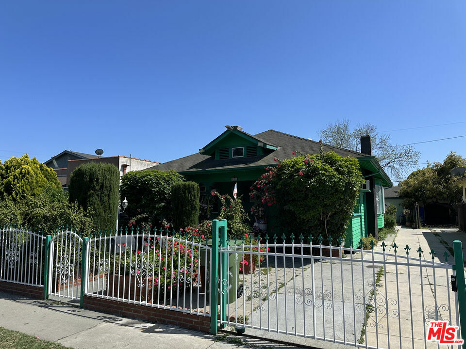 Property Photo: 820 W 50th St CA 90037