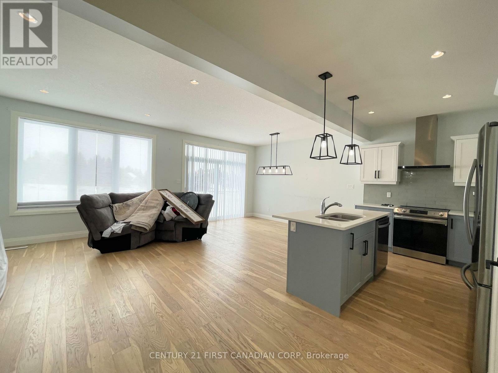 Property Photo: 1067 Upperpoint Avenue ON N6K 0L1