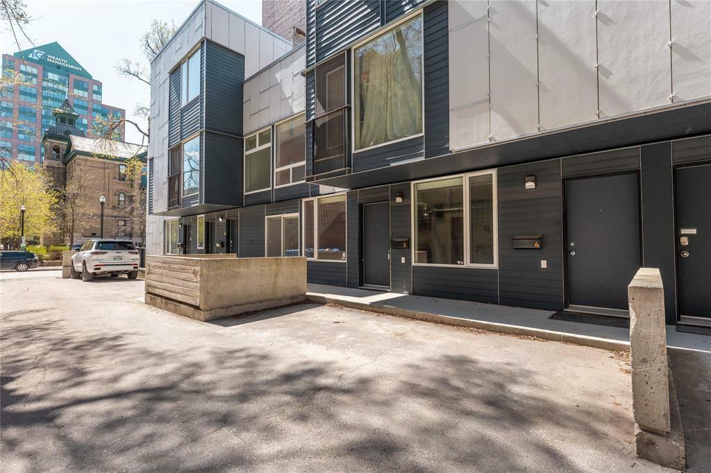 Property Photo: 443 Webb Place MB R2N 0N9