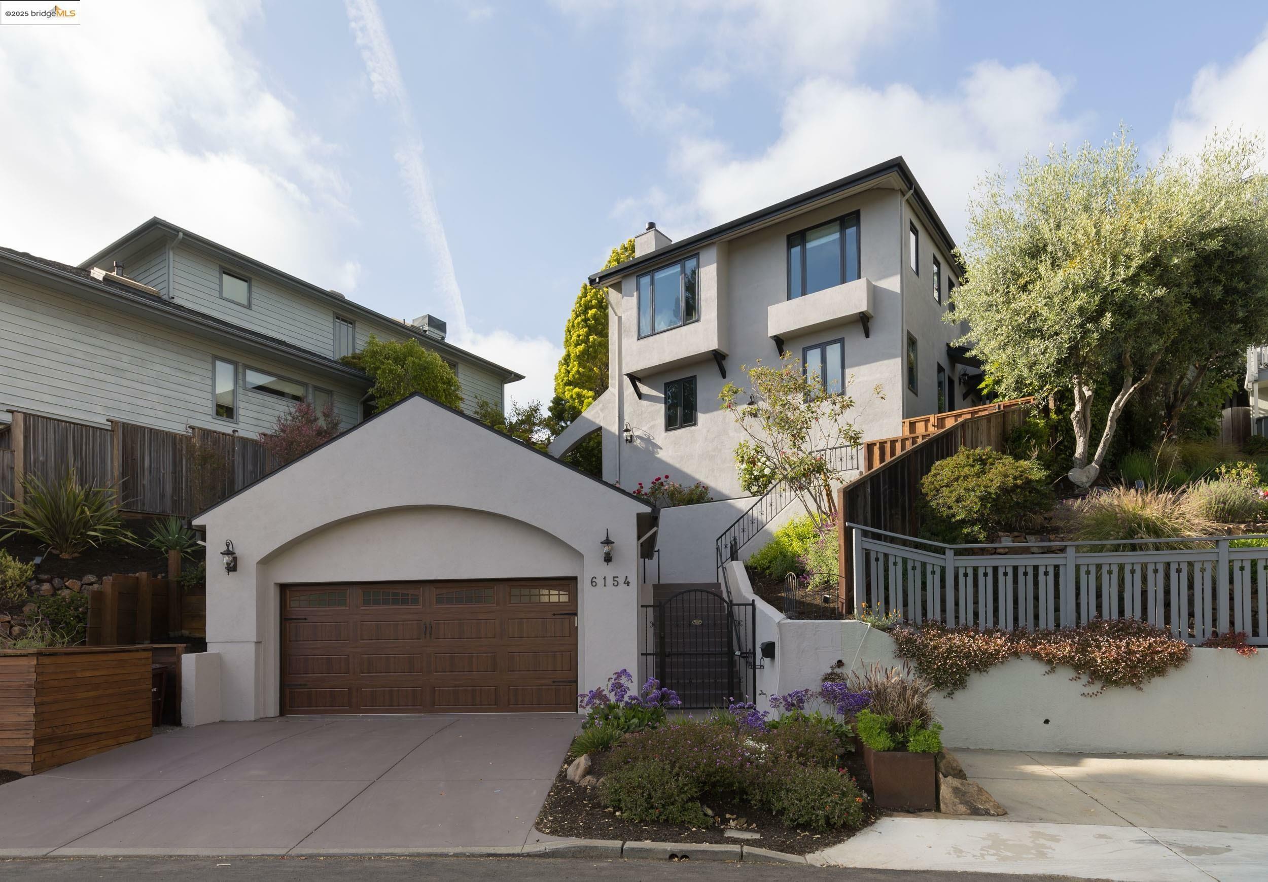 Property Photo: 6154 Buena Vista Ave CA 94618