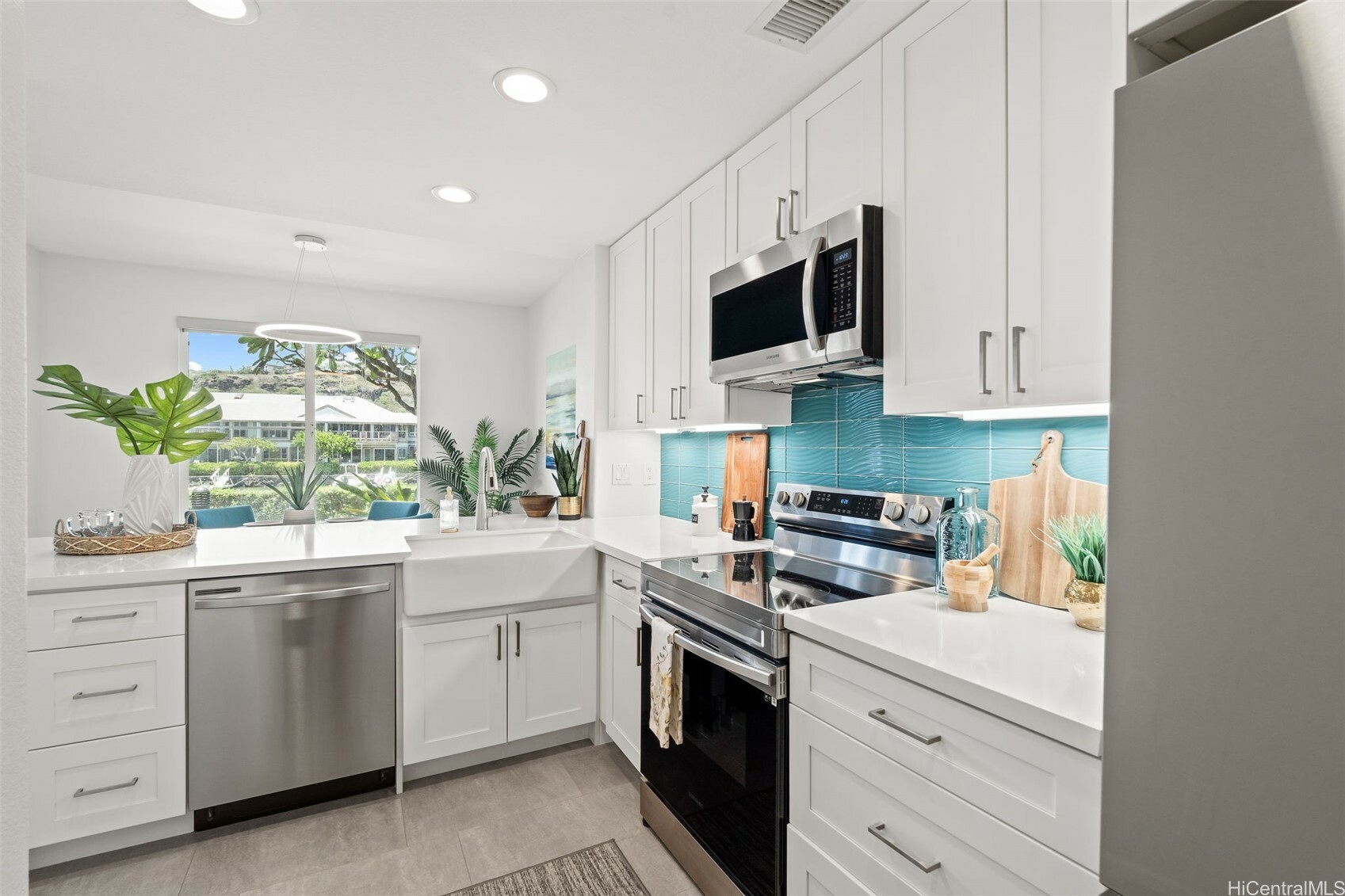 Property Photo: 520 Lunalilo Home Road V1406 HI 96825