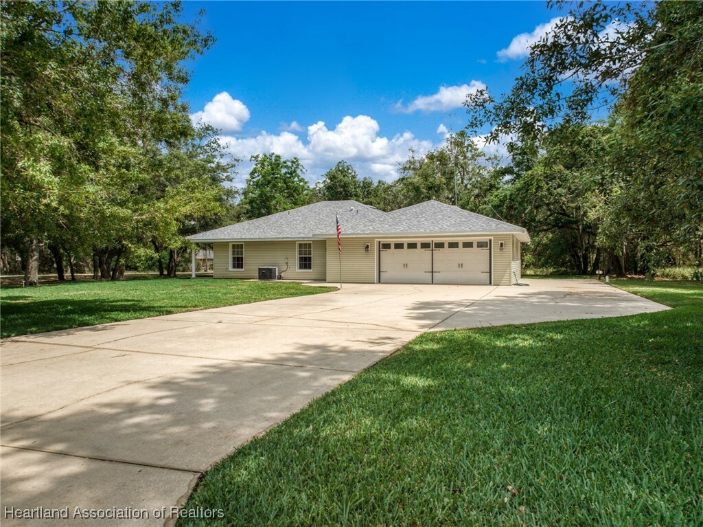 Property Photo: 1843 N Valencia Drive FL 33825