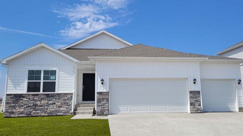 Property Photo:  1415 Northview Drive  IA 50263 
