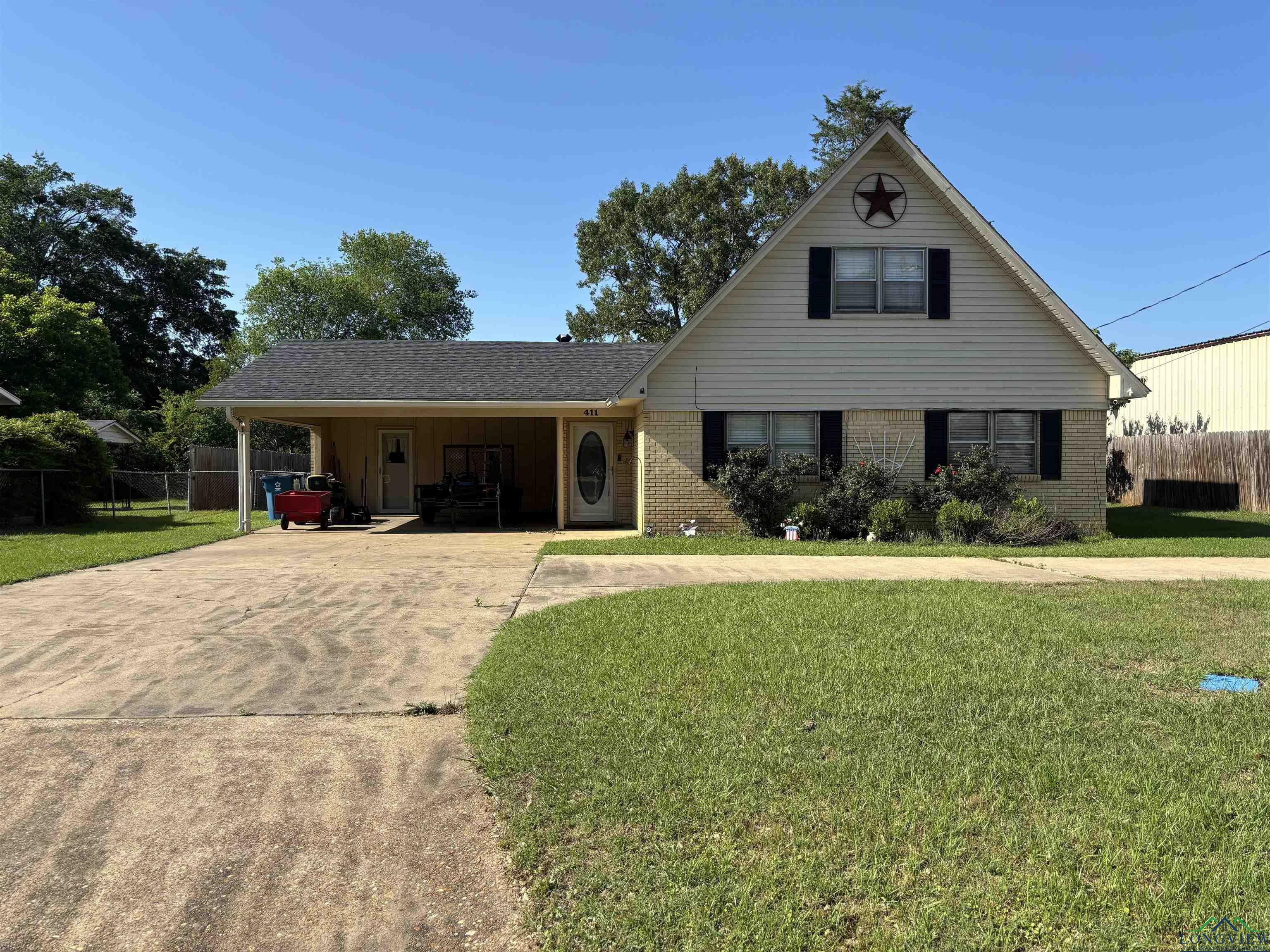 Property Photo: 411 E Carolanne Blvd TX 75672
