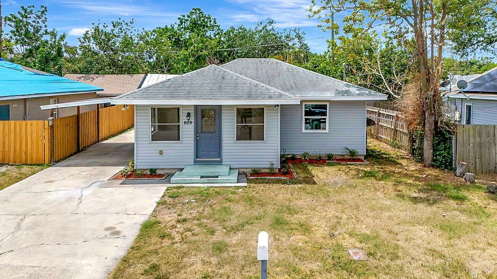 Property Photo: 609 25th Avenue W FL 34205