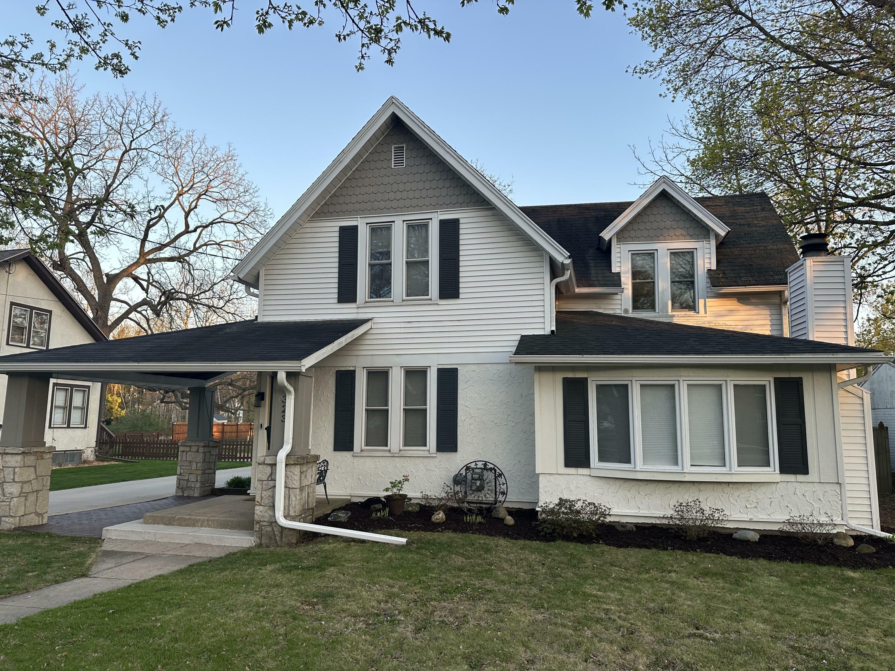 323 E Capitol Dr  Hartland WI 53029 photo