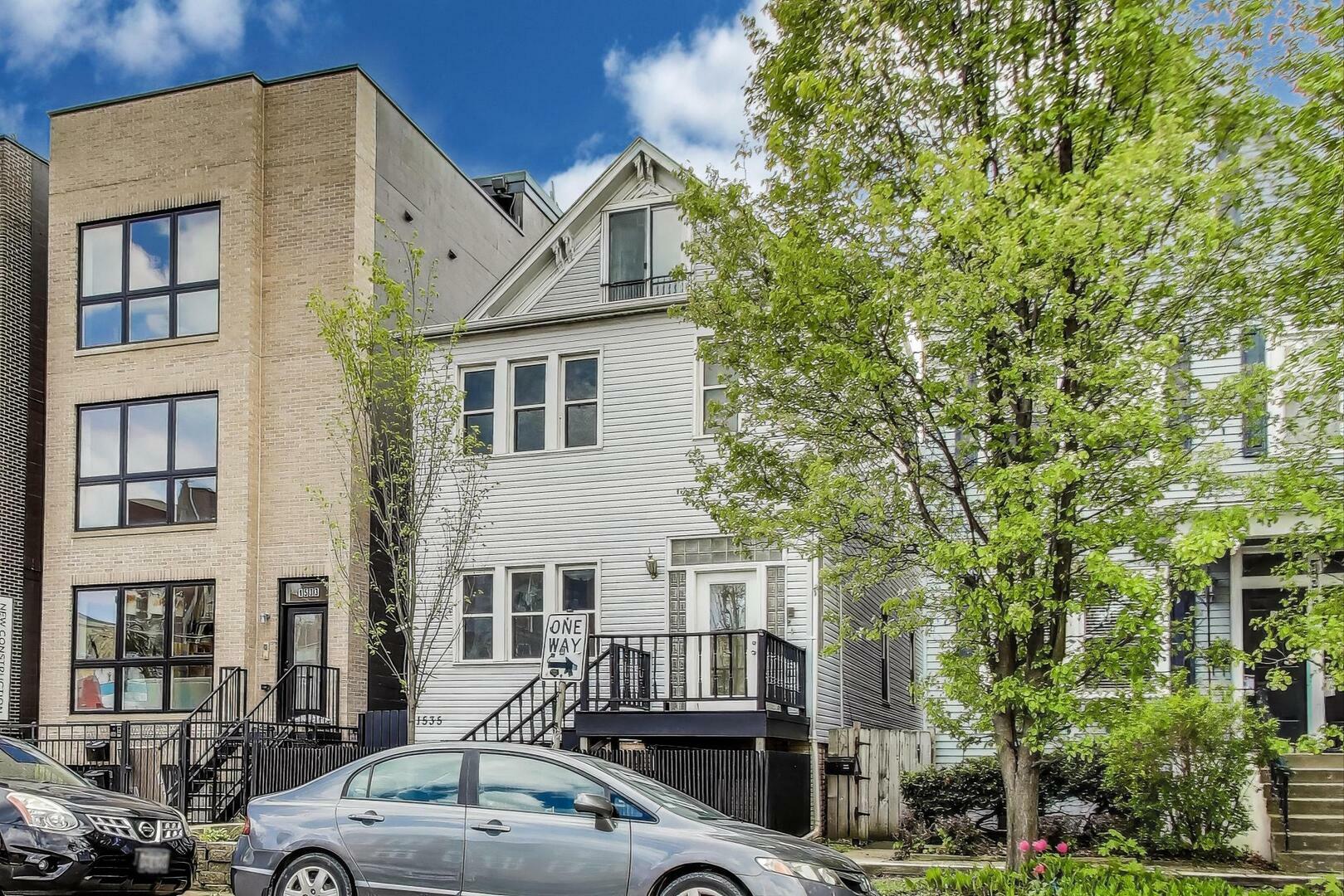 Property Photo: 1535 W Barry Avenue IL 60657