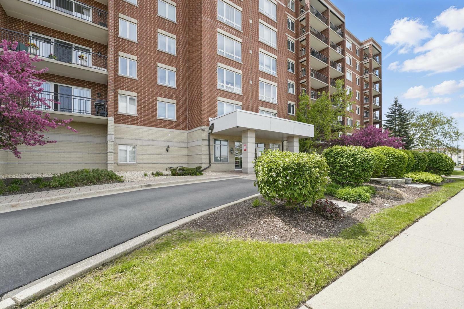 Property Photo: 5555 N Cumberland Avenue 605 IL 60656