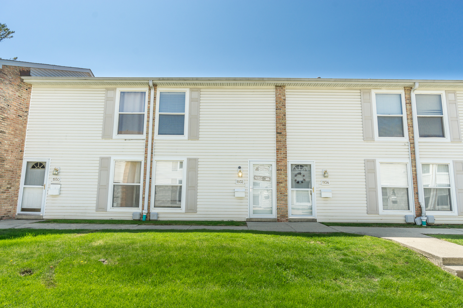 1932 Huntington Boulevard  Hoffman Estates IL 60169 photo