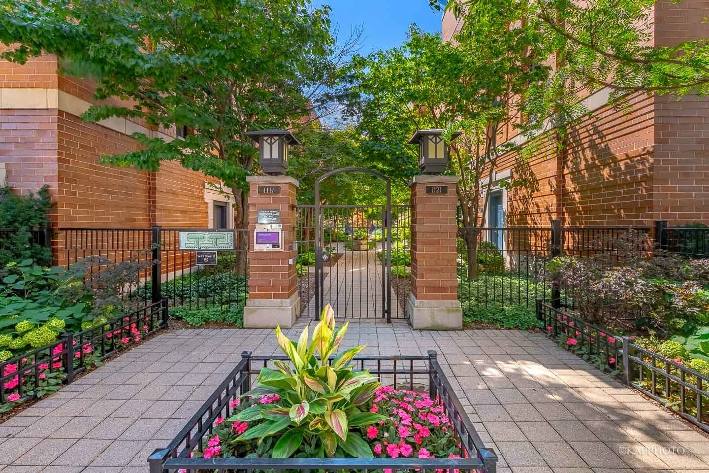Property Photo: 1117 W Monroe Street 8 IL 60607