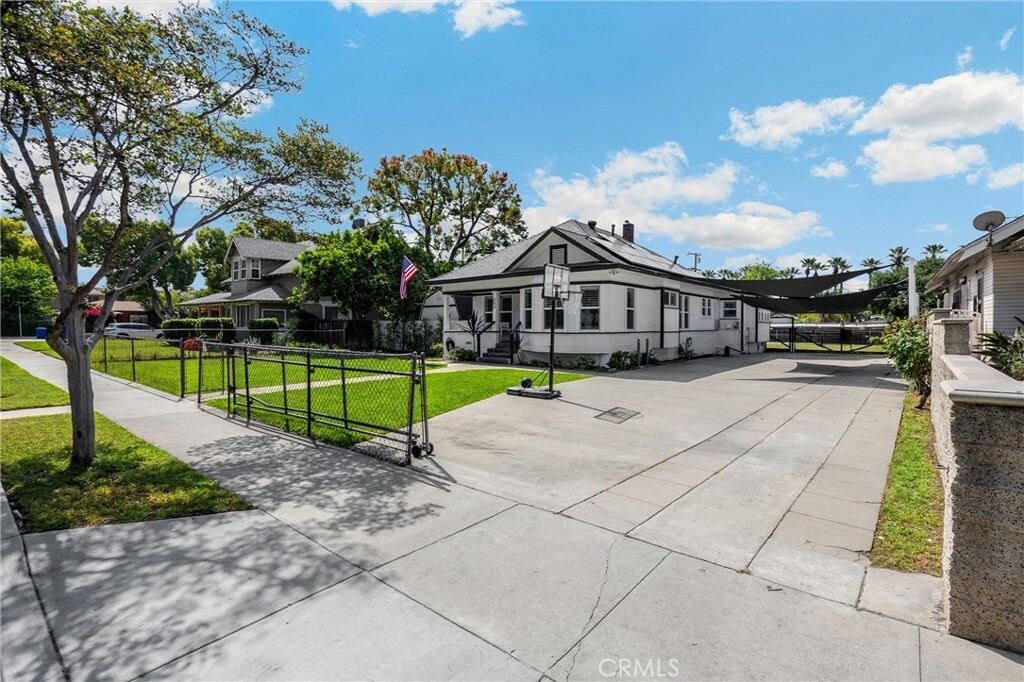 Property Photo:  680 E Kingsley Avenue  CA 91767 