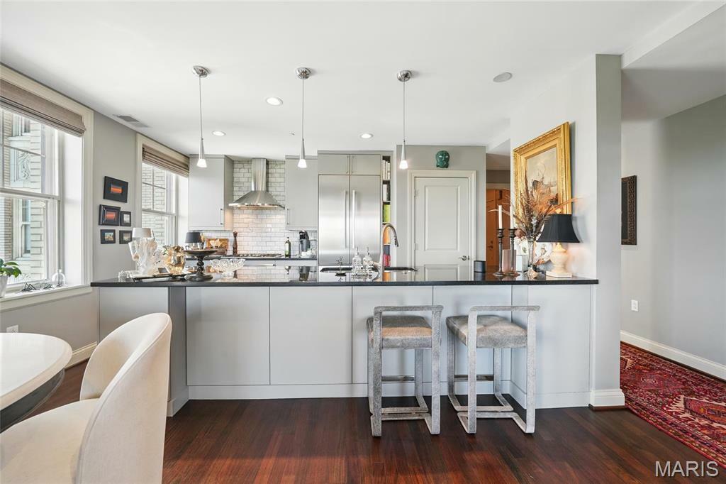 Property Photo: 232 N Kingshighway Boulevard 1105 MO 63108