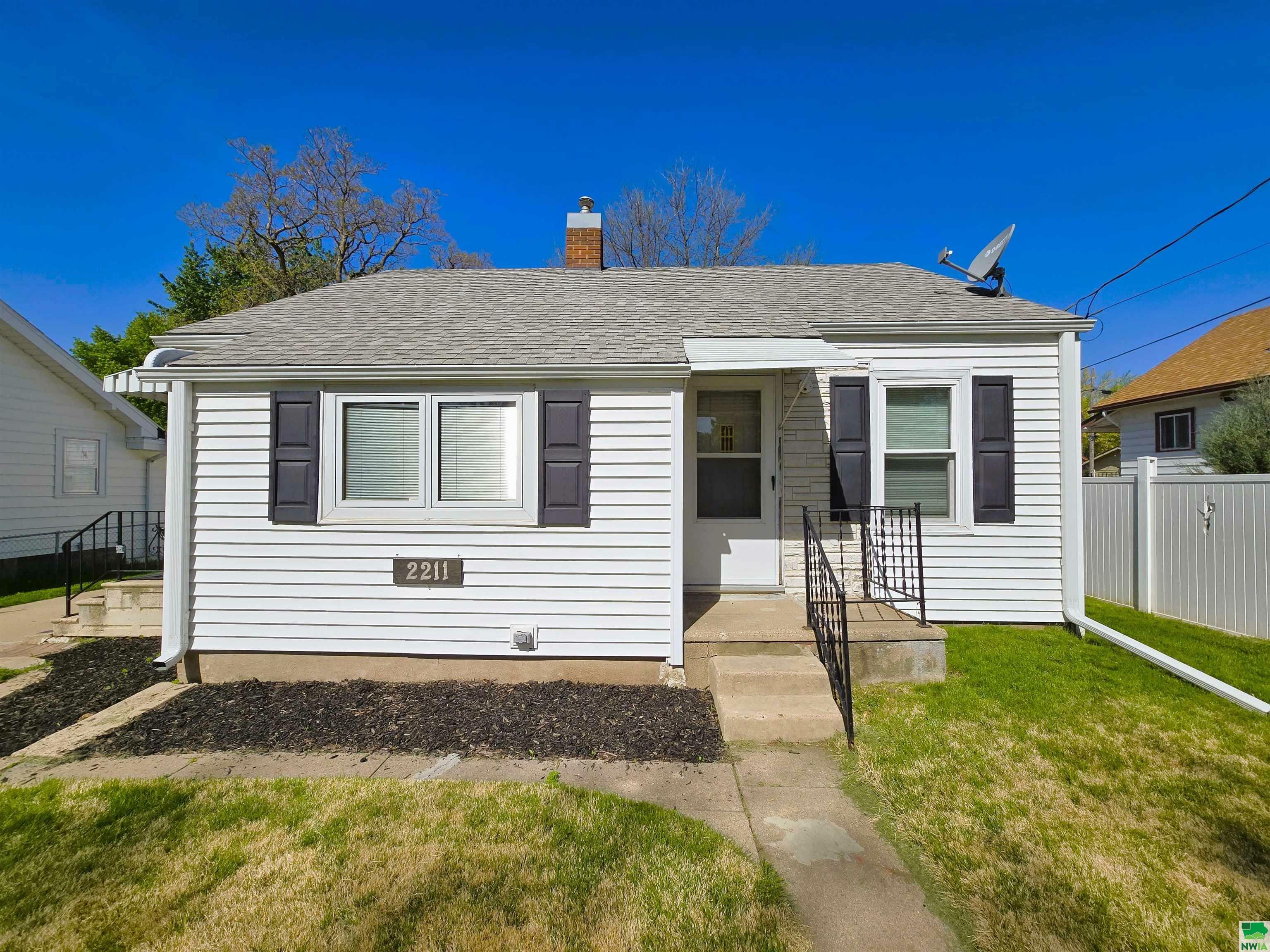 Property Photo: 2211 S Alice St IA 51106