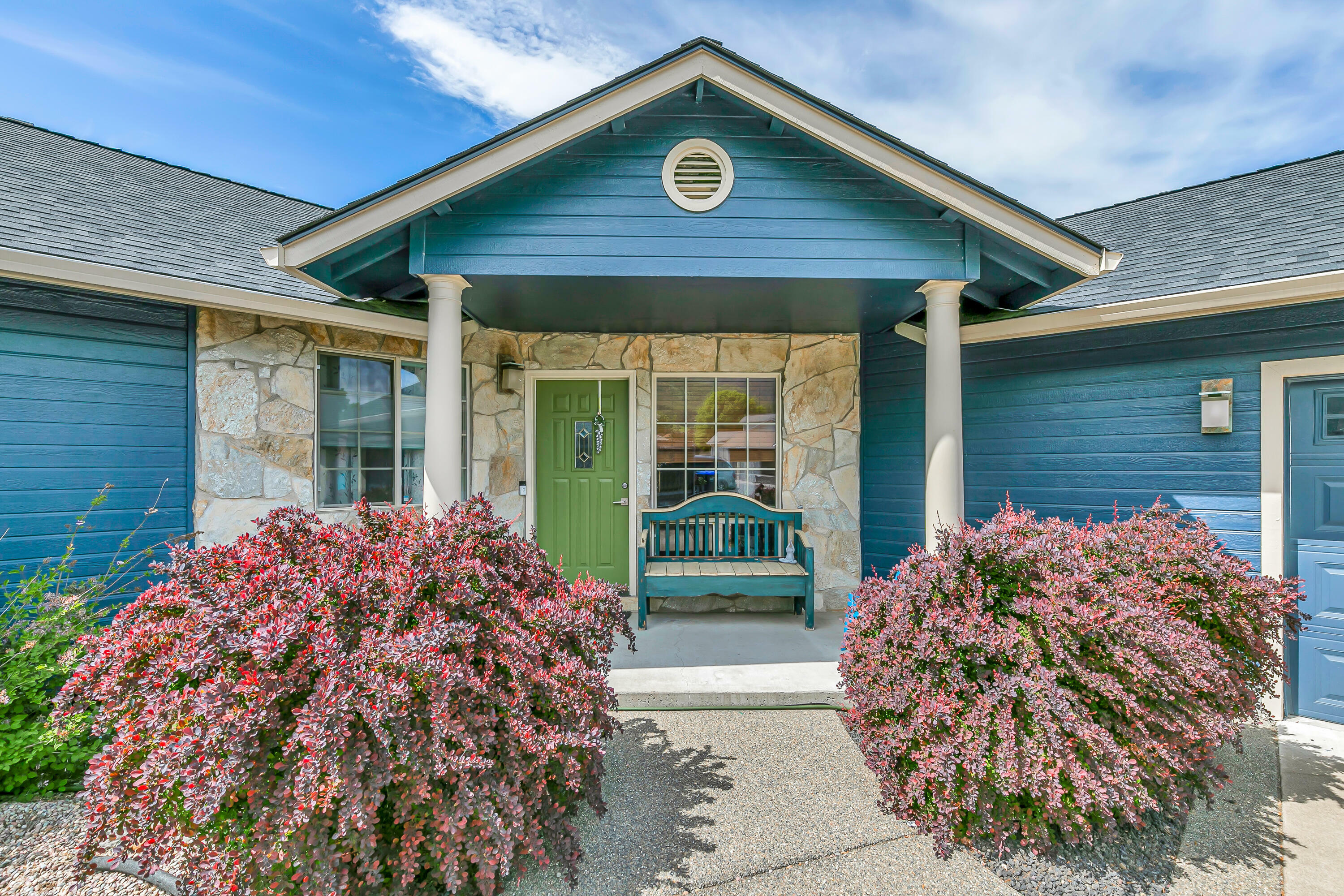 Property Photo: 125 Arnos Street OR 97540