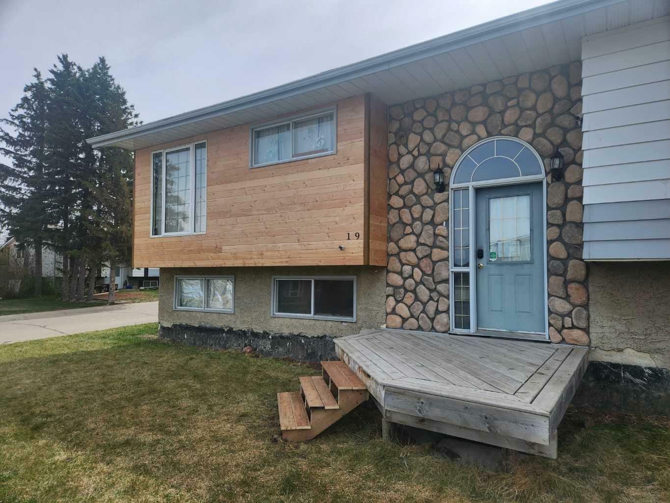 Property Photo: 19 Lakeview Crescent AB T4S 1J8