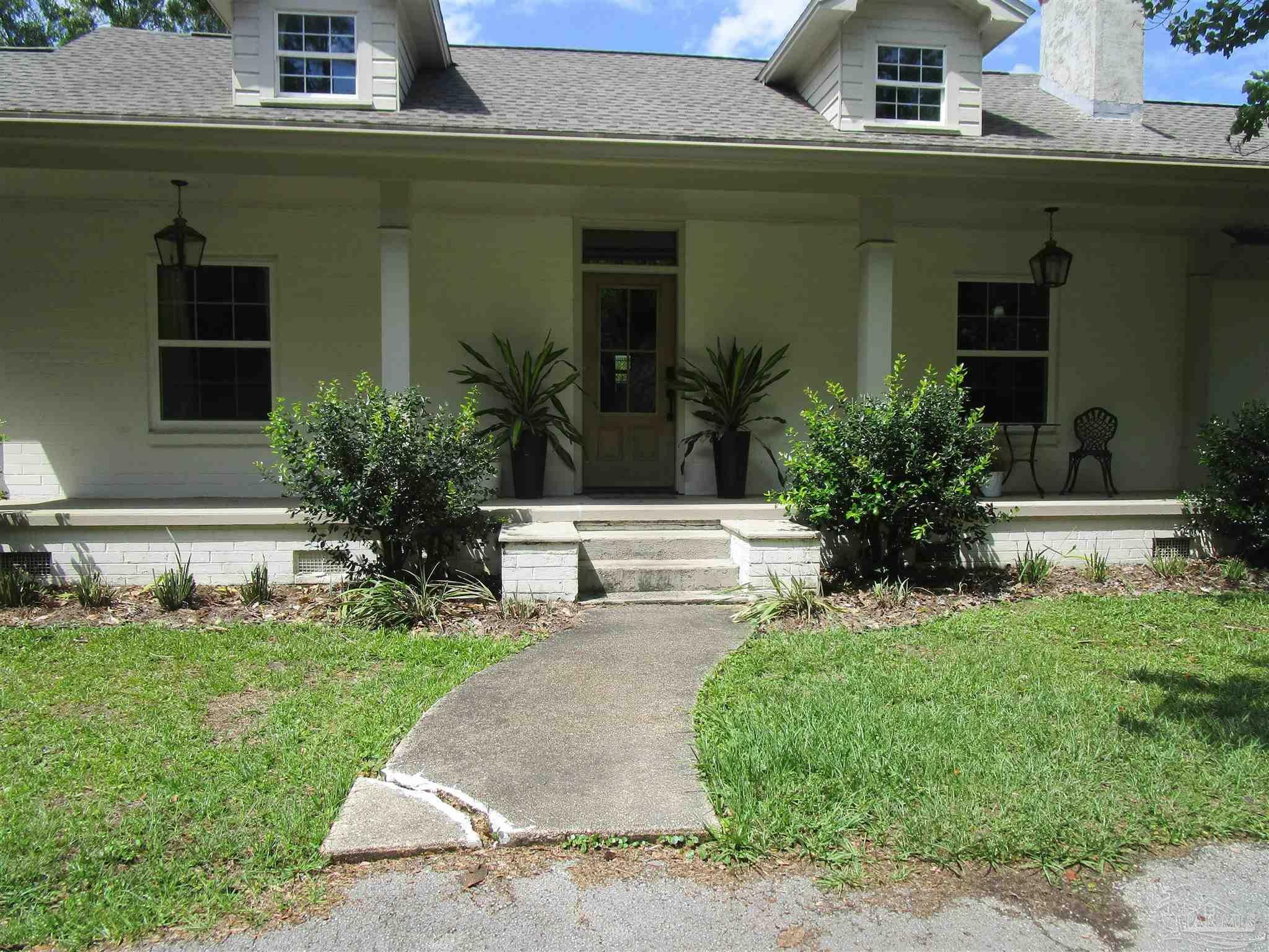 Property Photo: 4067 Parkview St FL 32571