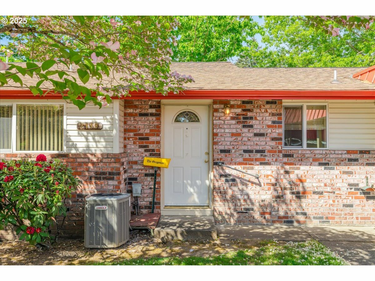 Property Photo: 2119 SE 148th Pl OR 97233