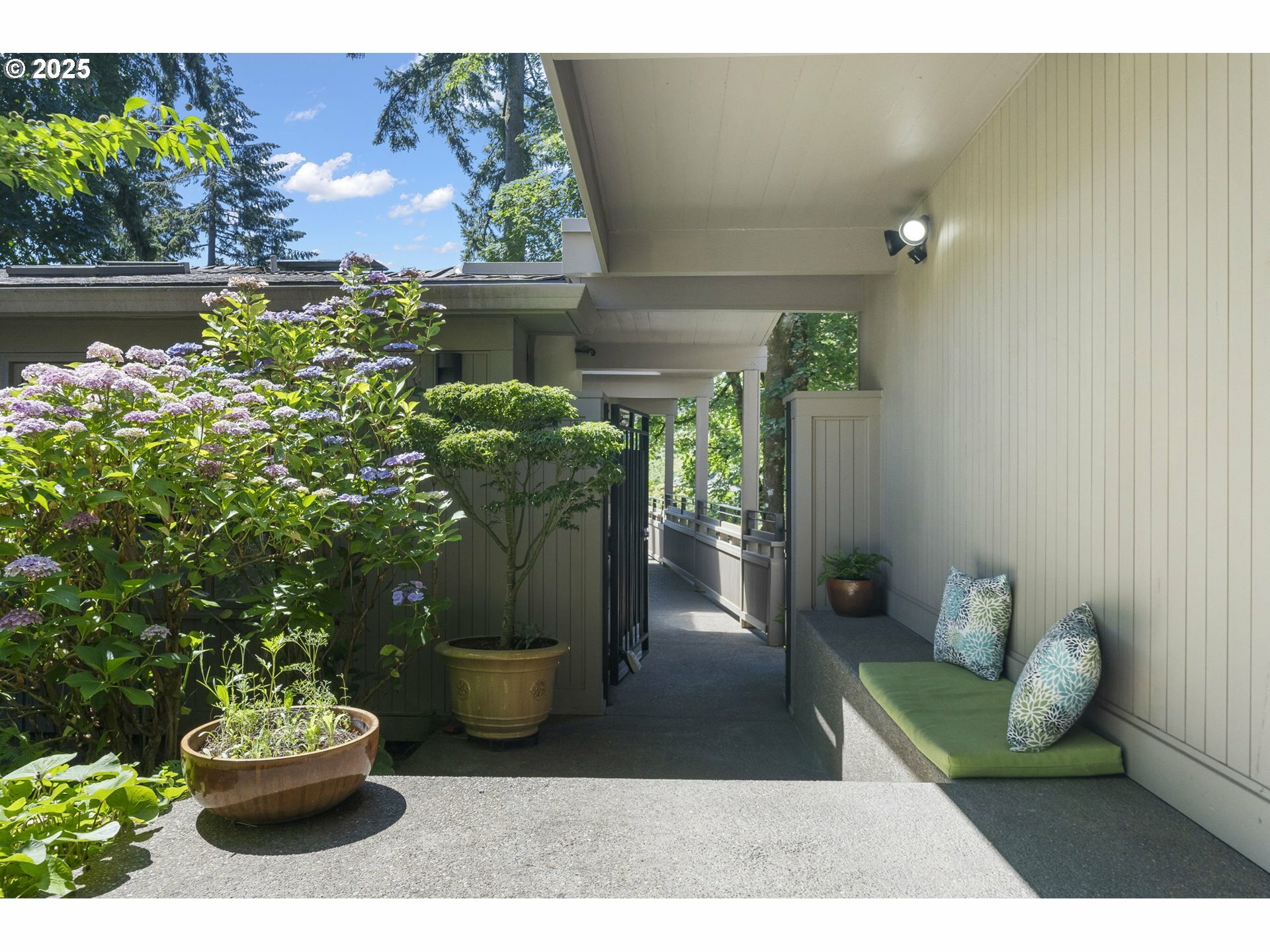 Property Photo: 2588 SW Ravensview Dr OR 97201