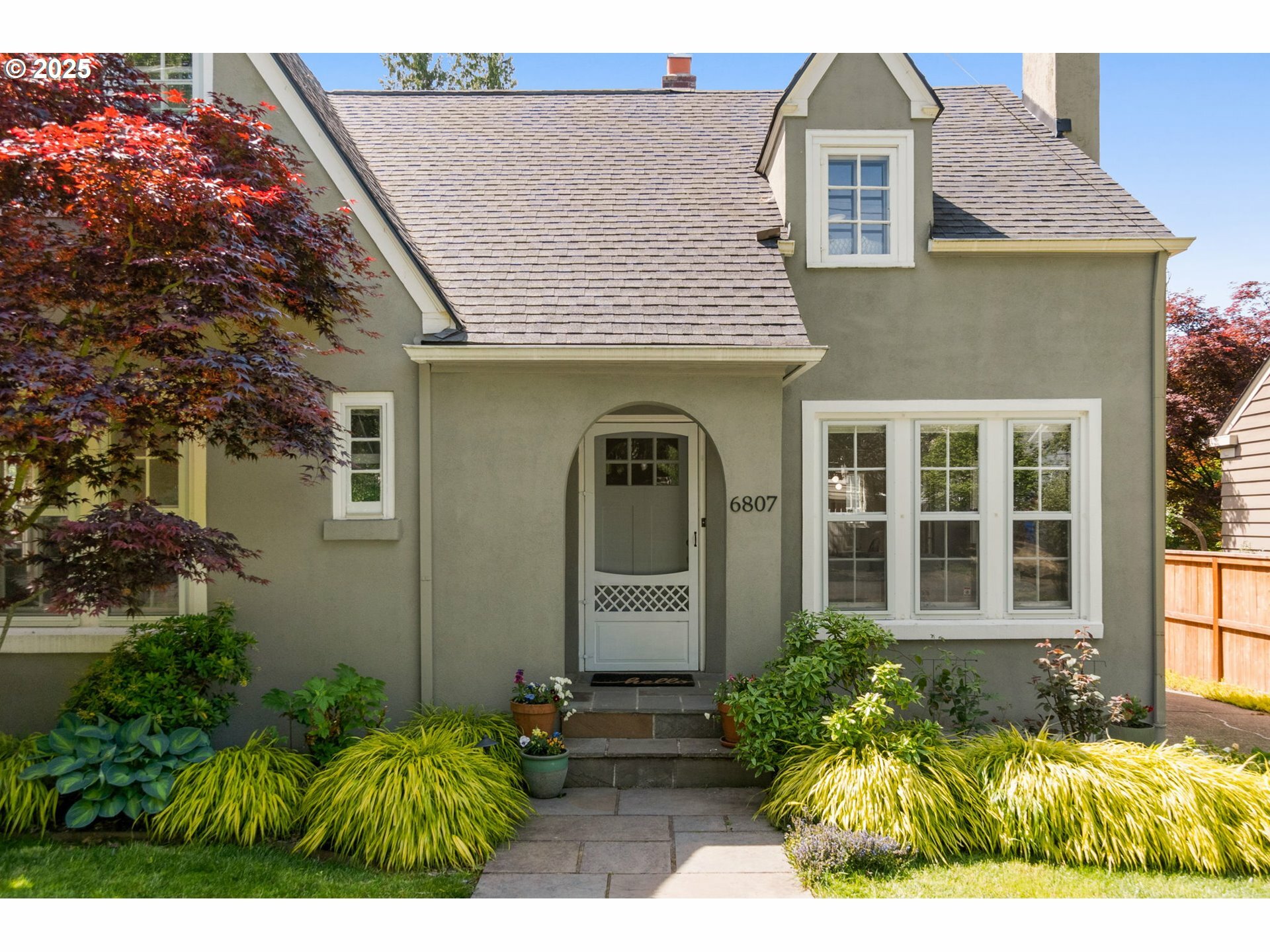 Property Photo: 6807 SE 34th Ave OR 97202