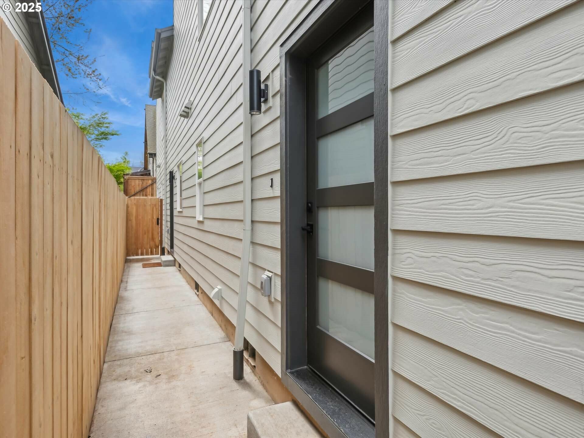 Property Photo: 1532 N Schofield St OR 97217
