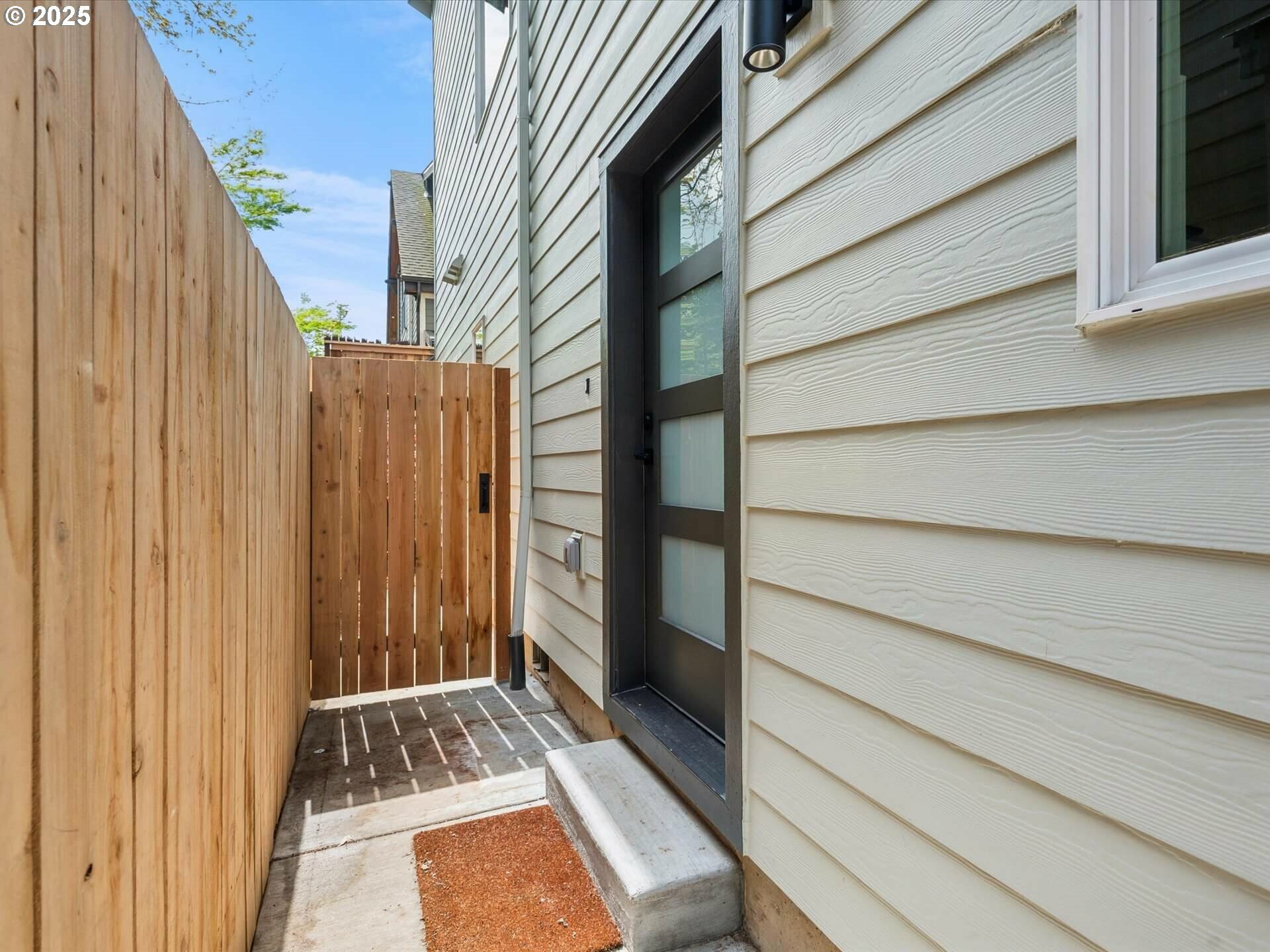 Property Photo: 1530 N Schofield St OR 97217