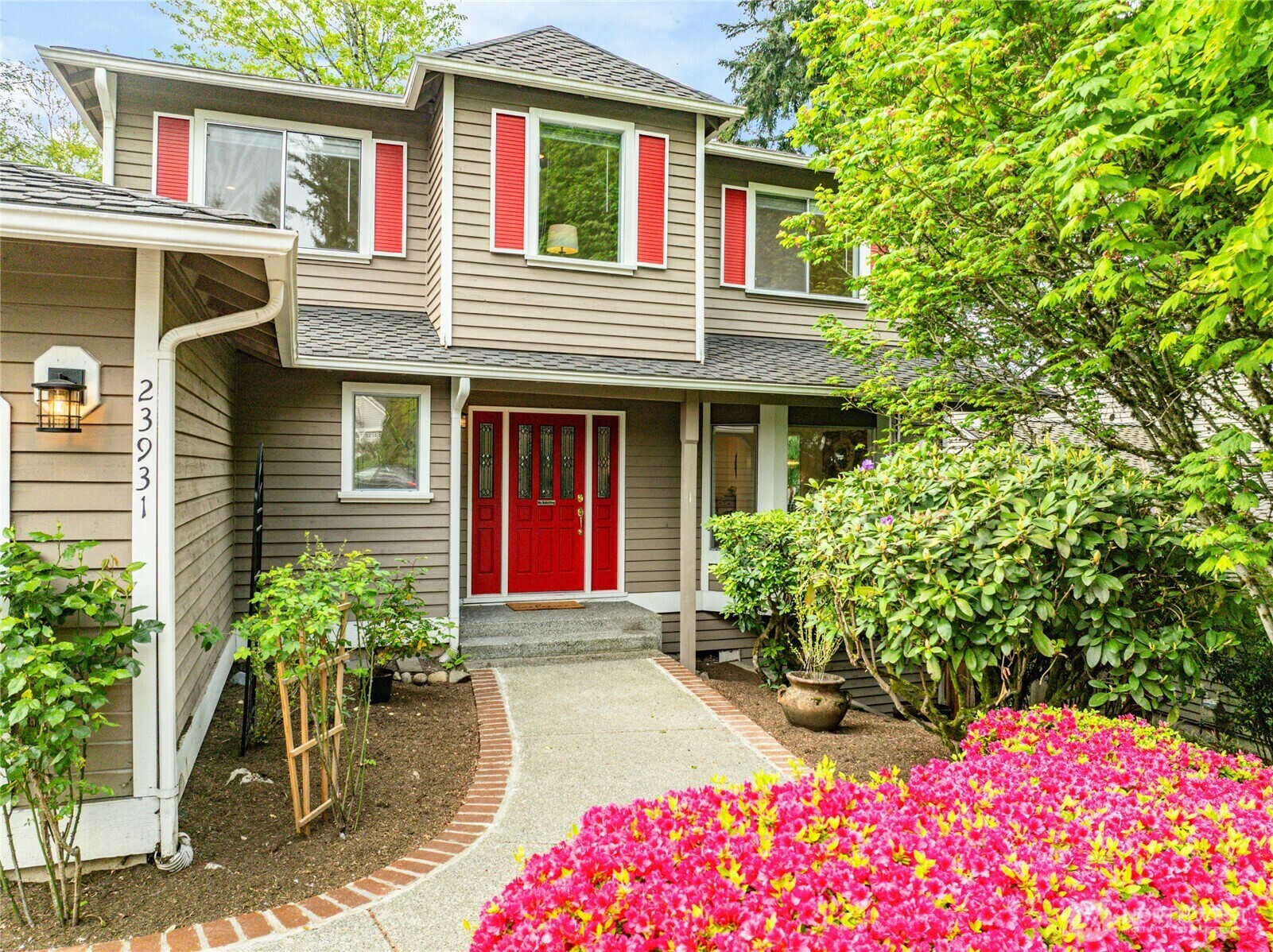 Property Photo: 23931 SE 42nd Place WA 98029