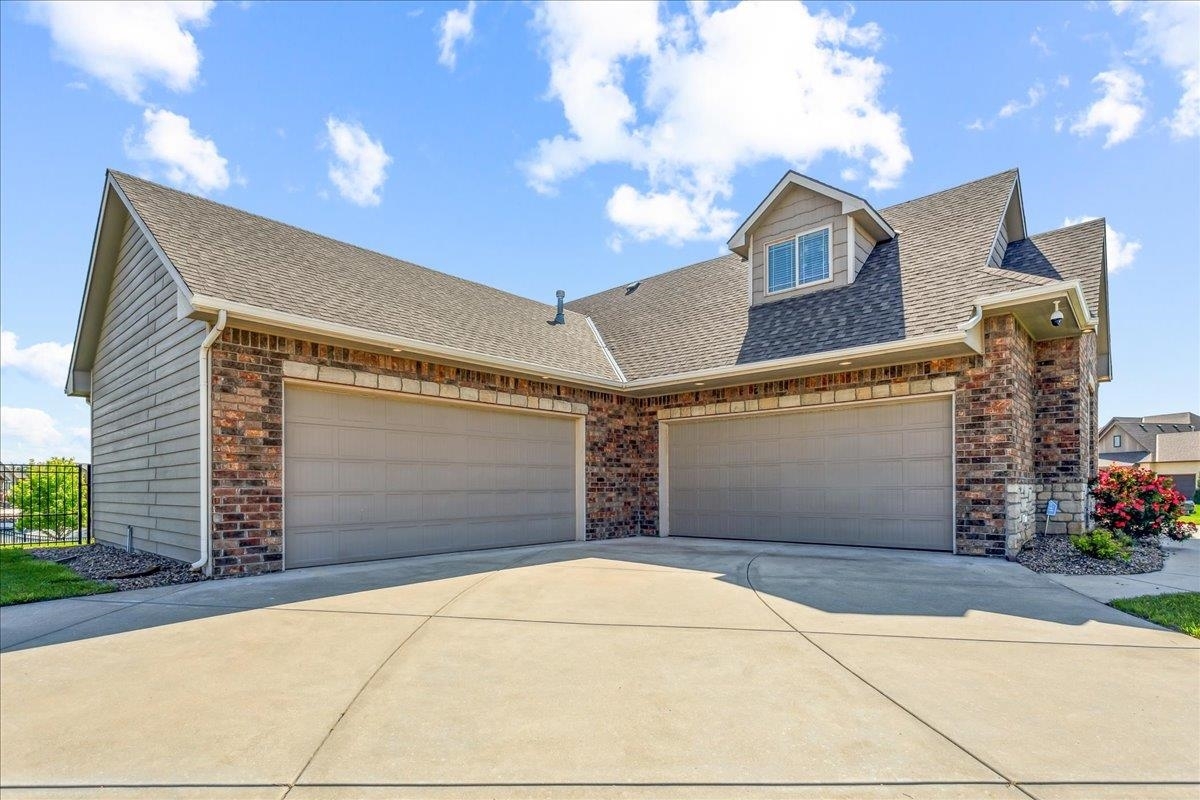 Property Photo: 2566 N Paradise St KS 67205