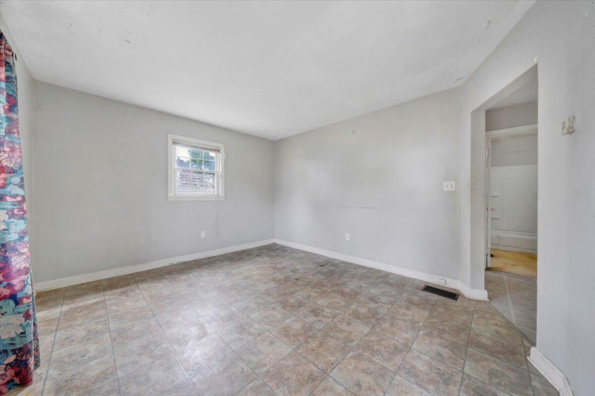 Property Photo: 1919 Clinton Ave SE VA 24013