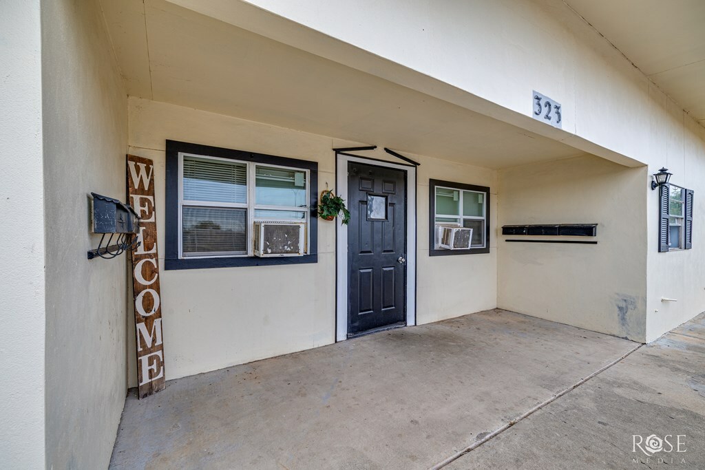 Property Photo:  323 E 6th St  TX 76903 