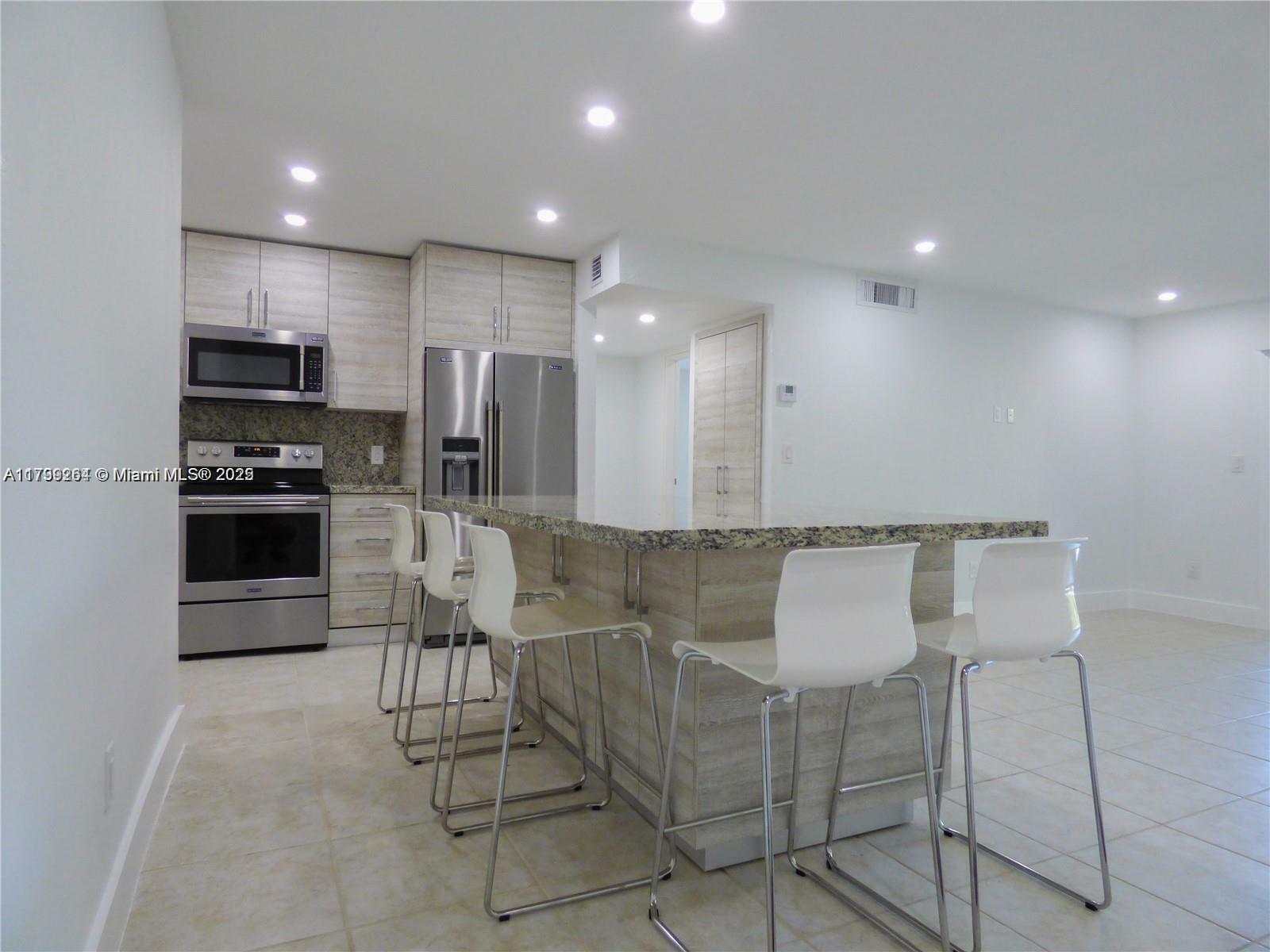 Property Photo: 10355 N Kendall Dr Cc7 FL 33176