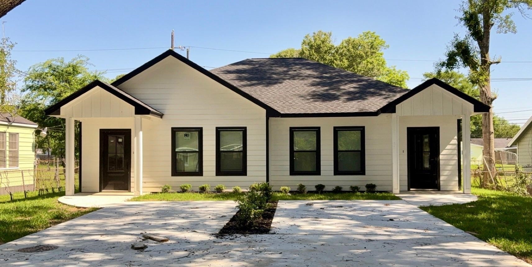Property Photo: 221 &Amp 223 N Parkway Dr. TX 77705