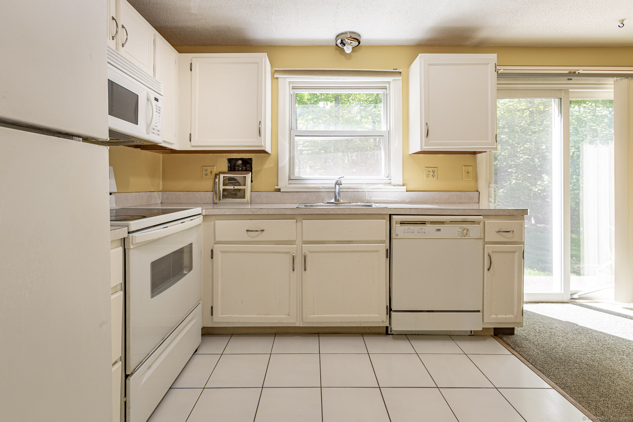 Property Photo: 476 Woodbridge Street Apt 9 CT 06042